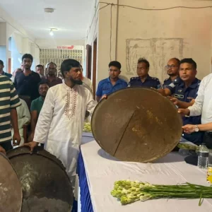 সংঘর্ষে ব্যবহৃত দেশীয় অস্ত্র জমা দিয়ে প্রশাসনের ফু