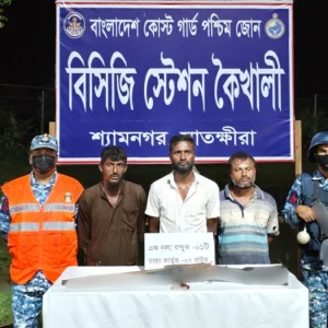 সুন্দরবনে অস্ত্র-গোলাবারুদসহ ‘জোনাব বাহিনীর’ তিন সদস্য আটক