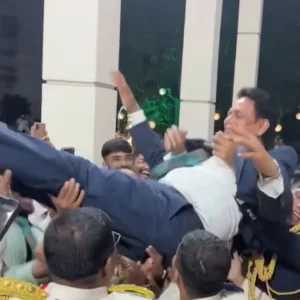 শিক্ষামন্ত্রীকে শূন্যে ভাসিয়ে উচ্ছ্বাসে মাতলেন এমআইএসটি গ্র্যাজুয়েটরা