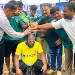 সেভেন আপের বোতলে দুধ দিয়ে গোসল করে ব্রাজিল ছাড়লেন মিন্টু মিয়া