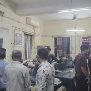 বিকল ট্রাকের পাশে দাঁড়িয়ে ছিলেন চালক-সহকারী, কাভার্ড ভ্যানের ধাক্কায় প্রাণ গেল দু’জনের