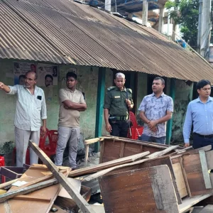 রাতের আঁধারে মুক্তিযোদ্ধা সংসদ কার্যালয় ভাঙচুর ও লুটপাট 