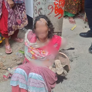 নারীকে খুঁটিতে বেঁধে মারধর, চুল কেটে মুখে দেওয়া হলো কালি 
