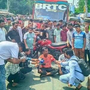 মরদেহ আটকে রাখার অভিযোগে স্বজনদের মহাসড়ক অবরোধ