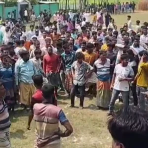 স্কুলছাত্রীকে শ্লীলতাহানির ঘটনাকে কেন্দ্র করে অভিযুক্তের বাড়িতে আগুন