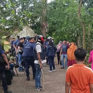 মাদারীপুরে দু’পক্ষের সংঘর্ষে শতাধিক ককটেল বিস্ফোরণ, বাড়িঘরে লুট