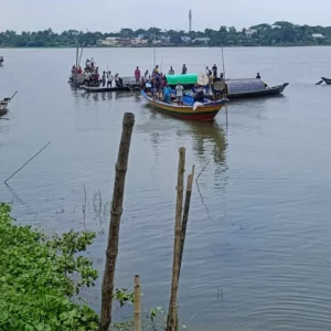 ট্রলারে নদী পাড়ি দিয়ে দিনভর দুই গ্রামবাসীর সংঘর্ষ, আহত ১৬