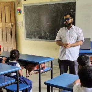 দৃষ্টি হারিয়ে থামেন নি স্কুলশিক্ষক মালেক, সঙ্গে শেখান আবৃত্তি-তবলা-গান