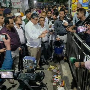 সংসদ অধিবেশন শেষে শাহবাগে স্থানীয় সরকার প্রতিমন্ত্রীর ঝটিকা অভিযান