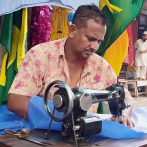 পতাকা সেলাই করেই ৩০ বছর ধরে সংসার চলে সোহেলের