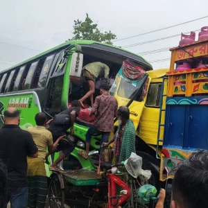 বাগেরহাটে বাস-ট্রাক মুখোমুখি সংঘর্ষে আহত ২০