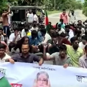 শেখ মুজিবুরের ম্যুরালে কালি লেপন, প্রতিবাদে মহাসড়ক অবরোধ করলো ছাত্রলীগ