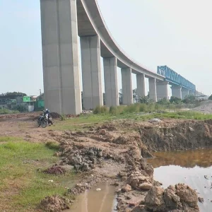 পদ্মা রেল সংযোগ সেতুর পিলারের নিচ থেকে মাটি কাটা বন্ধ করল প্রশাসন