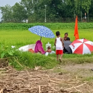 দুই শিশুসহ ৫২ ঘণ্টা শূন্যরেখায় সুমি-বেলাল দম্পতি 