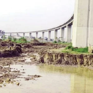 ফতুল্লায় পদ্মা রেল সেতুর পিলারের নিচ থেকে মাটি উত্তোলন
