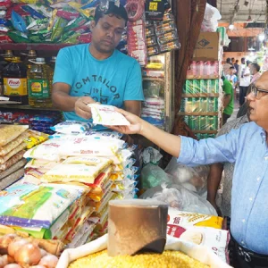 কমেছে আদা, রসুন ও পেঁয়াজের দাম, মূল্য তালিকা টানানোর নির্দেশ বস্ত্র ও পাট প্রতিমন্ত্রীর