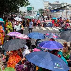 দুই ঘণ্টা অবরোধের পর তেজগাঁওয়ের সড়ক ছাড়লেন শ্রমিকরা, যানবাহনের চাপ