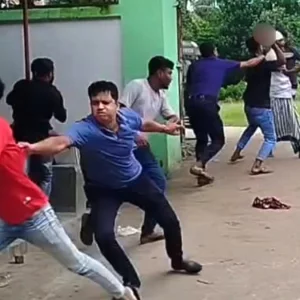 পুলিশকে অভিযোগ দেওয়ায় থানা ফটকেই হামলা, ভিডিও ভাইরাল