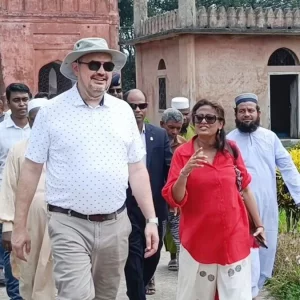 চাঁপাইনবাবগঞ্জে প্রাচীন প্রত্নস্থল পরিদর্শনে মার্কিন রাষ্ট্রদূত
