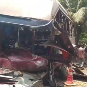 খুলনায় দুই বাস ও লরির ত্রিমুখী সংঘর্ষে আহত ১৬