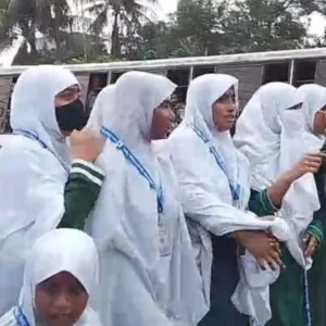অভিভাবক ও শিক্ষার্থীদের ‘ভিখারি’ বলায় উত্তেজনা, পাবনায় সড়ক অবরোধ