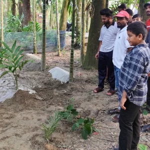 ‘সুগন্ধি আসছে’ সন্দেহে মৃত্যুর ১৮ দিন পর তরুণীর কবর খুঁড়লেন স্বজনরা