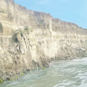 বেড়ায় যমুনার ভাঙনে আতঙ্কে নদীপাড়ের মানুষ