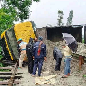 কুড়িগ্রামে বালুভর্তি ট্রাক উল্টে  সারাদেশের সঙ্গে রেল যোগাযোগ বন্ধ
