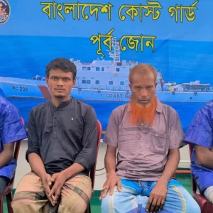 বিকল ফিশিং বোটে সমুদ্রে ভাসছিল ৪ জেলে, ‍উদ্ধারে কোস্টগার্ড