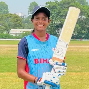 ১৫ বছরের ক্রিকেটারের ব্যাটিং তাণ্ডব, ১২৬ বলে করলেন ৩০৬