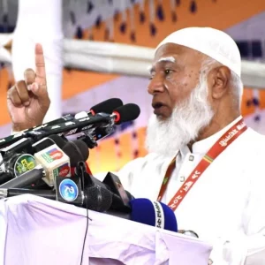 সব মন্ত্রণালয়ে তিনি আজান দেন একামতও দেন, মাঝেমধ্যে সংসদে ফতোয়াও দেন
