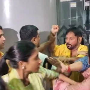 ডিম নিয়ে অপেক্ষা, কলকাতা বিমানবন্দরে তৃণমূল-বিজেপির সংঘর্ষ