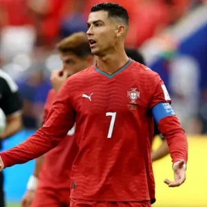 রোনালদোকে ‘স্বার্থপর’ কটাক্ষ করে অবসর নিতে বললেন নেভেসের প্রেমিকা 