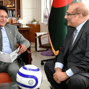 বাংলাদেশের স্কুলে বিতরণের জন্য ১ হাজার ফুটবল উপহার দিলো পাকিস্তান