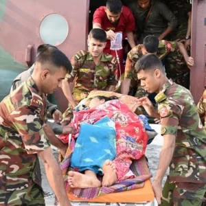 দুর্গম পাহাড় থেকে অসুস্থ নারীকে উদ্ধার করে হাসপাতালে নিলো সেনাবাহিনী
