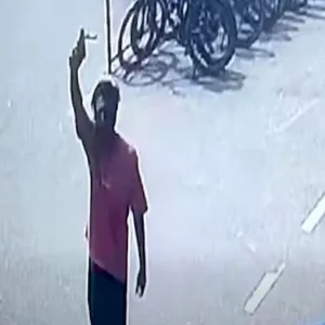 দিনে-দুপুরে অস্ত্র উঁচিয়ে গুলি করতে করতে হেঁটে যাচ্ছেন যুবক, ভিডিও ভাইরাল