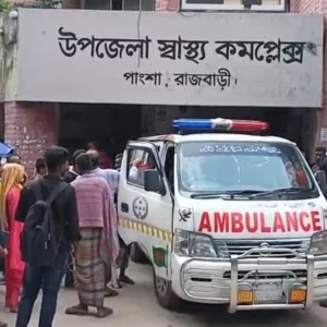 ছোবল খেয়ে জীবন্ত গোখরা সাপসহ হাসপাতালে কৃষক