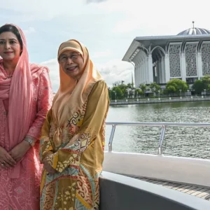 মালয়েশিয়ার প্রধানমন্ত্রীর স্ত্রীর সঙ্গে লেক ভ্রমণে ডা. জুবাইদা