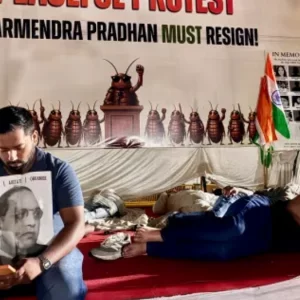 আবারও দিল্লির রাজপথে ‘ককরোচ জনতা পার্টি’