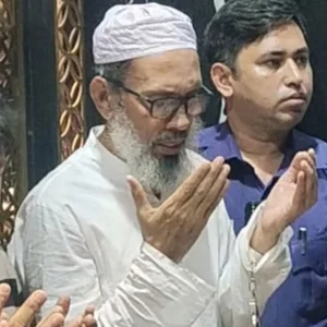 হাতকড়া পরে মায়ের জানাজায় কার্যক্রম নিষিদ্ধ আওয়ামী লীগ নেতা 
