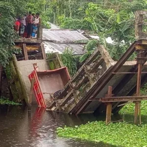 ভোলায় সেতু ভেঙে বালুবাহী ট্রাক খালে, চালক নিহত