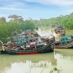 সাগর থেকে খালি ফিরছে একের পর এক ট্রলার