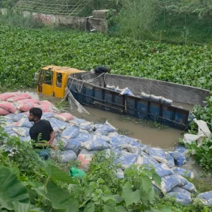 ব্রাহ্মণবাড়িয়ায় সিমেন্টবাহী ট্রাক খাদে পড়ে শ্রমিকের মৃত্যু