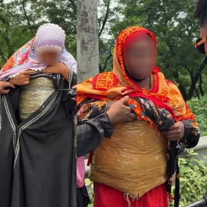 ২ নারীর পেটে-পিঠে মোড়ানো ছিল গাঁজা, চুক্তিতে নিচ্ছিলেন ঢাকায়