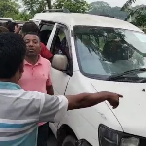 রক্তাক্ত বৃদ্ধকে গুম চেষ্টার অভিযোগে মাইক্রোবাস চালককে গণপিটুনি
