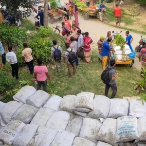 জৈব সারের নামে কৃষকদের দেওয়া হলো পলিথিন ও আবর্জনা
