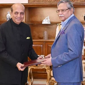 রাষ্ট্রপতির হাতে পরিচয়পত্র তুলে দিয়ে দীনেশ ত্রিবেদীর ‘মিশন’ শুরু