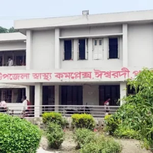 শিক্ষার্থীকে শাসনের জেরে বিদ্যালয়ে ঢুকে ৩ শিক্ষিকাকে পেটালেন অভিভাবক 