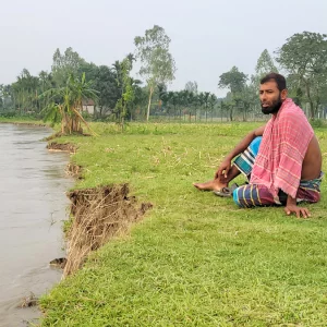 ভাঙছে ধরলার পাড়, বসতভিটা ছাড়ছেন একের পর এক পরিবার