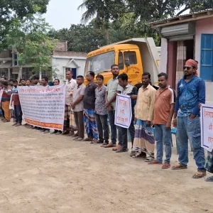 আতঙ্ক ও নিরাপত্তাহীনতায় কুষ্টিয়ার তালবাড়ির ট্রাকচালক ও মালিকেরা
